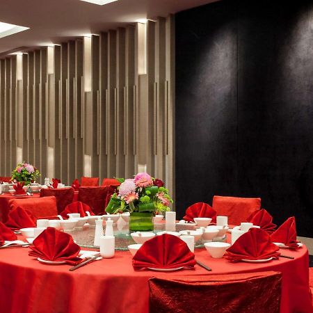 Отель Pullman Miri Waterfront Экстерьер фото A banquet hall in a hotel