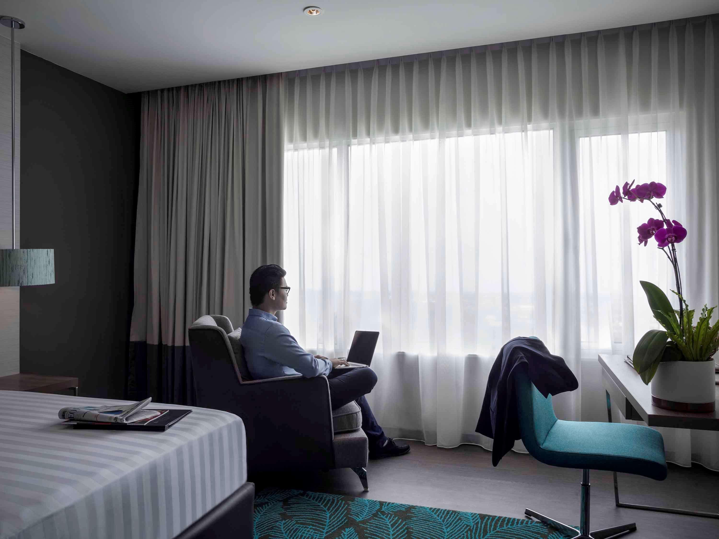 Отель Pullman Miri Waterfront Экстерьер фото A room at the hotel
