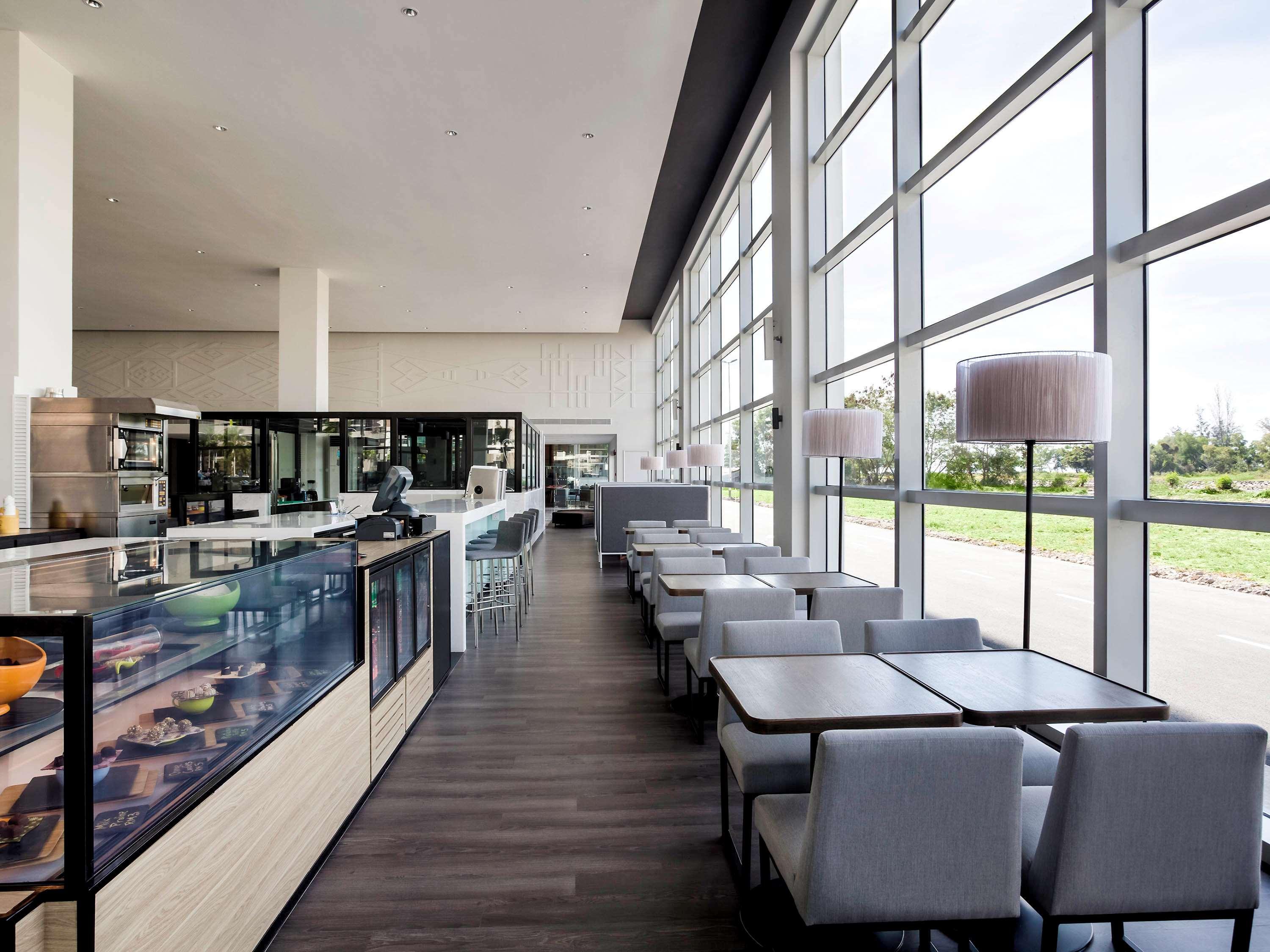 Отель Pullman Miri Waterfront Экстерьер фото The interior of the restaurant