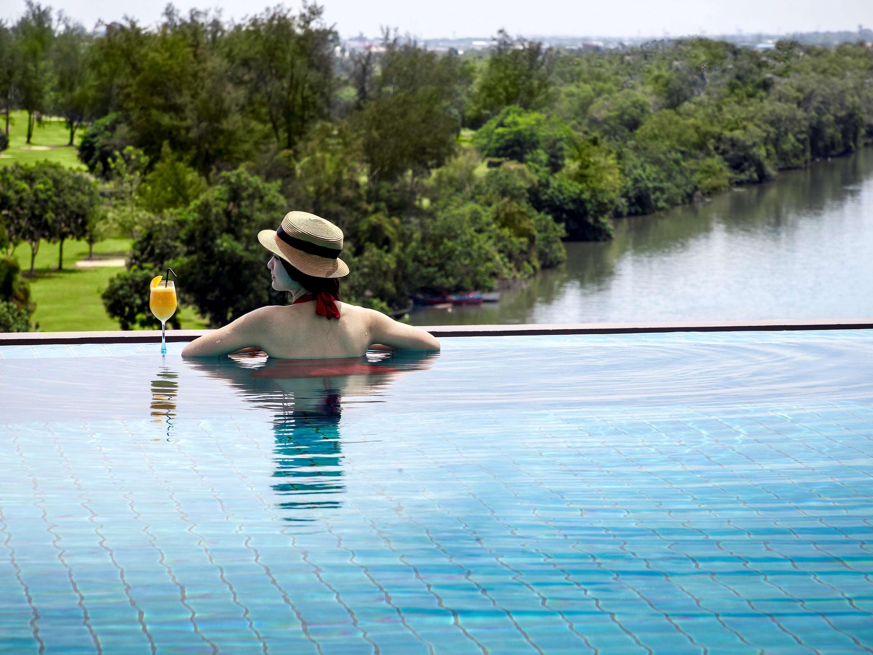 Отель Pullman Miri Waterfront Экстерьер фото Infinity pool at The Riverine Resort