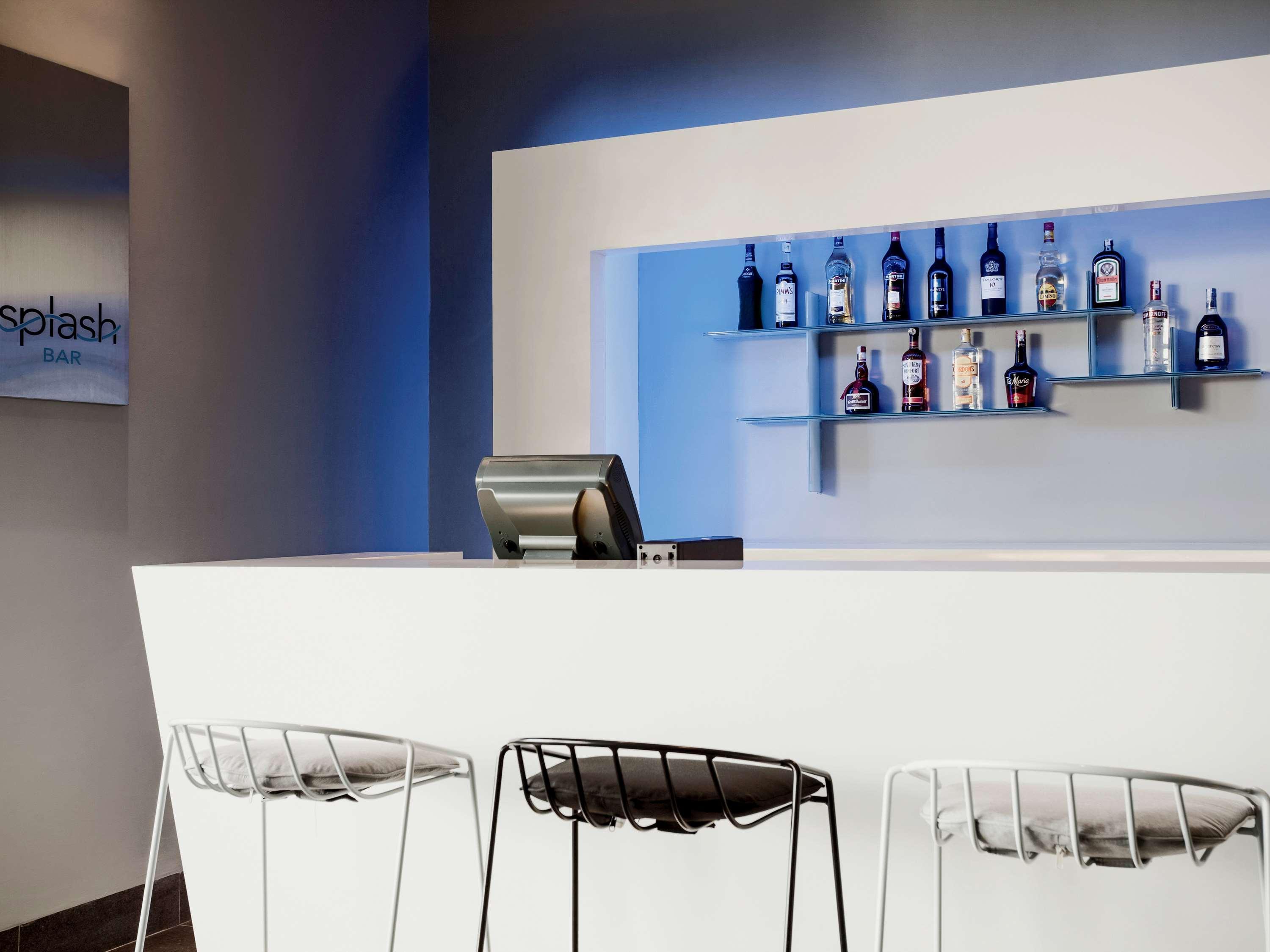 Отель Pullman Miri Waterfront Экстерьер фото Splash Bar