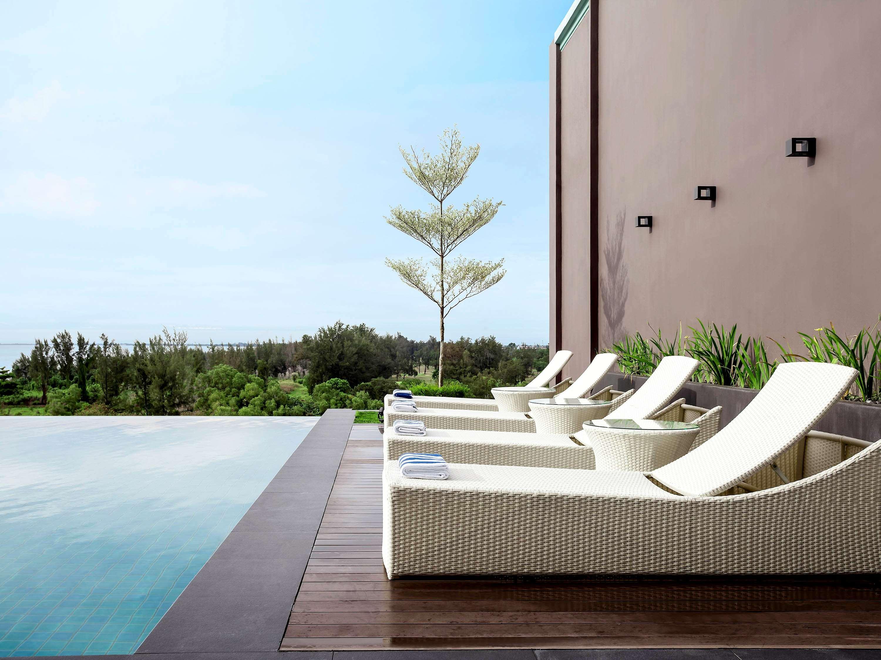 Отель Pullman Miri Waterfront Экстерьер фото The pool at the hotel