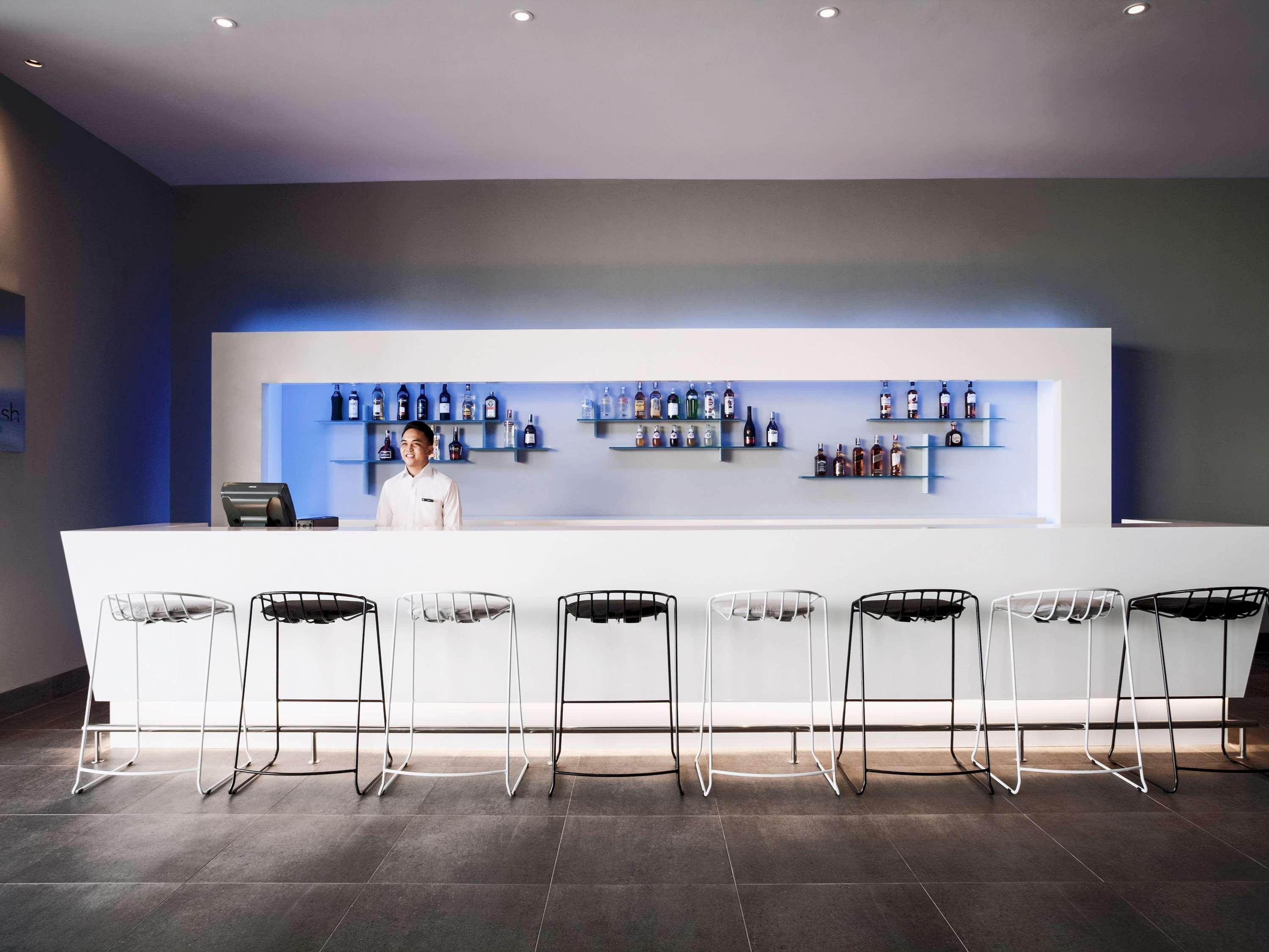 Отель Pullman Miri Waterfront Экстерьер фото The bar at the lounge