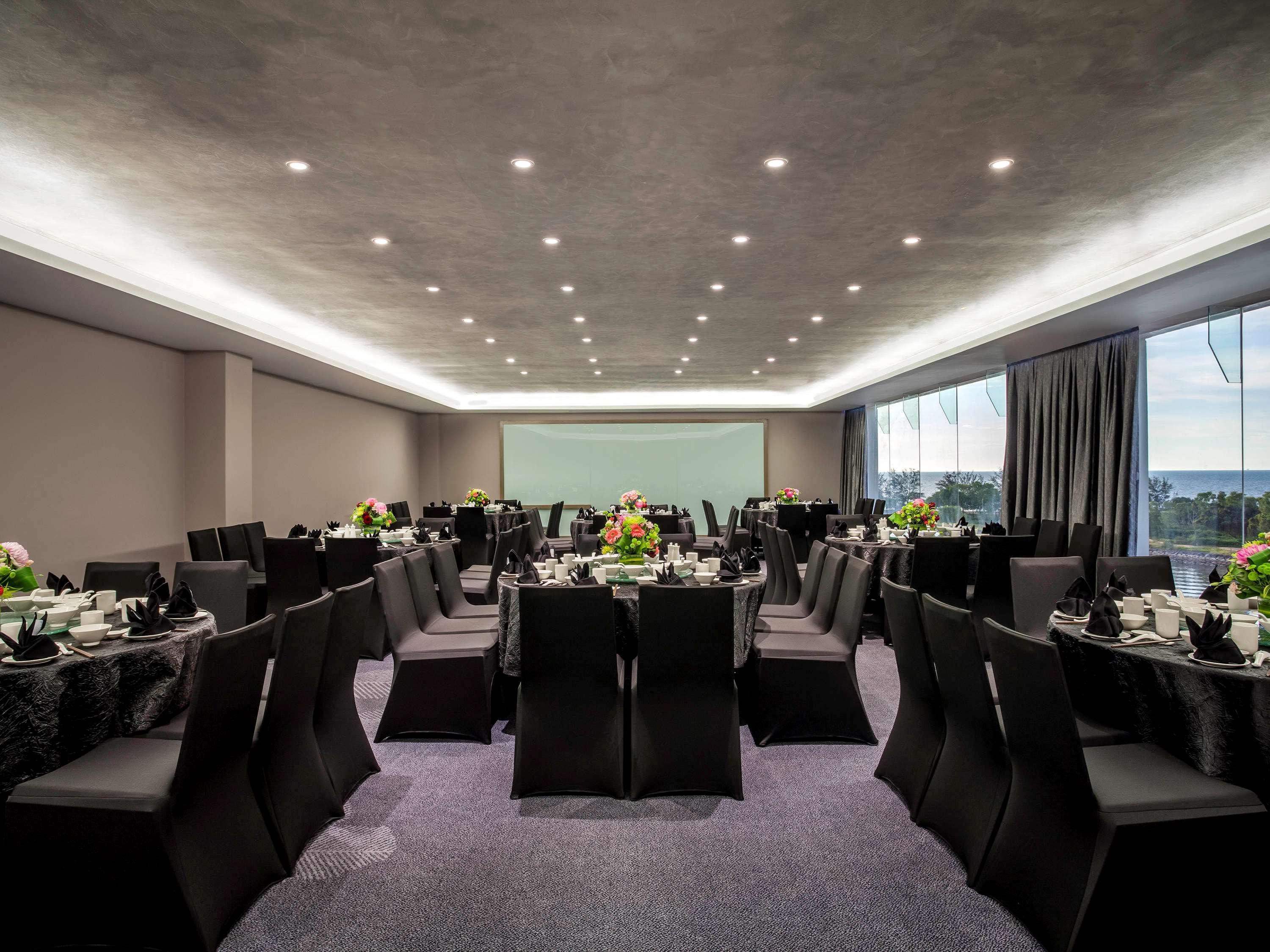 Отель Pullman Miri Waterfront Экстерьер фото The meeting room