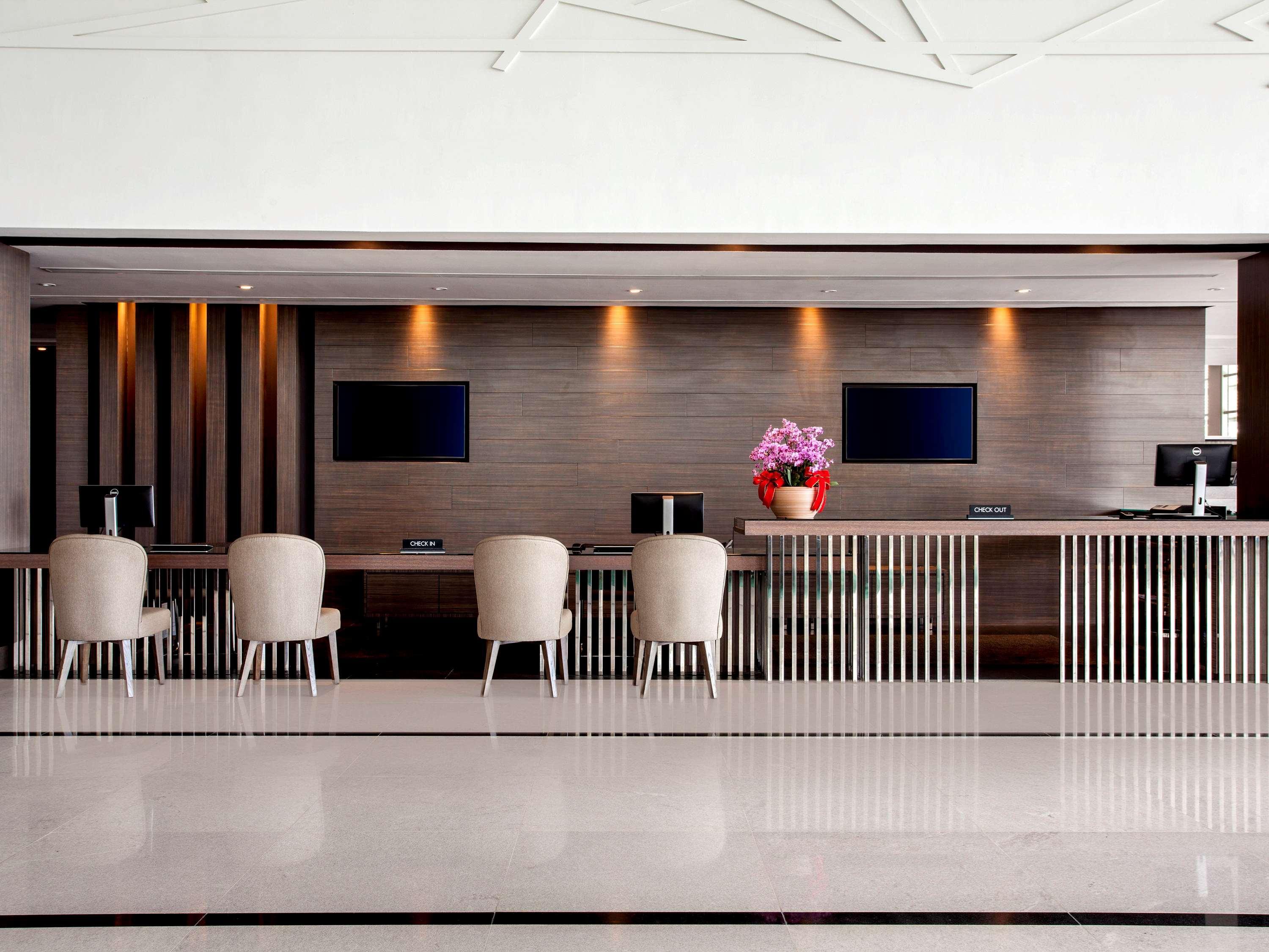 Отель Pullman Miri Waterfront Экстерьер фото The lobby of the hotel
