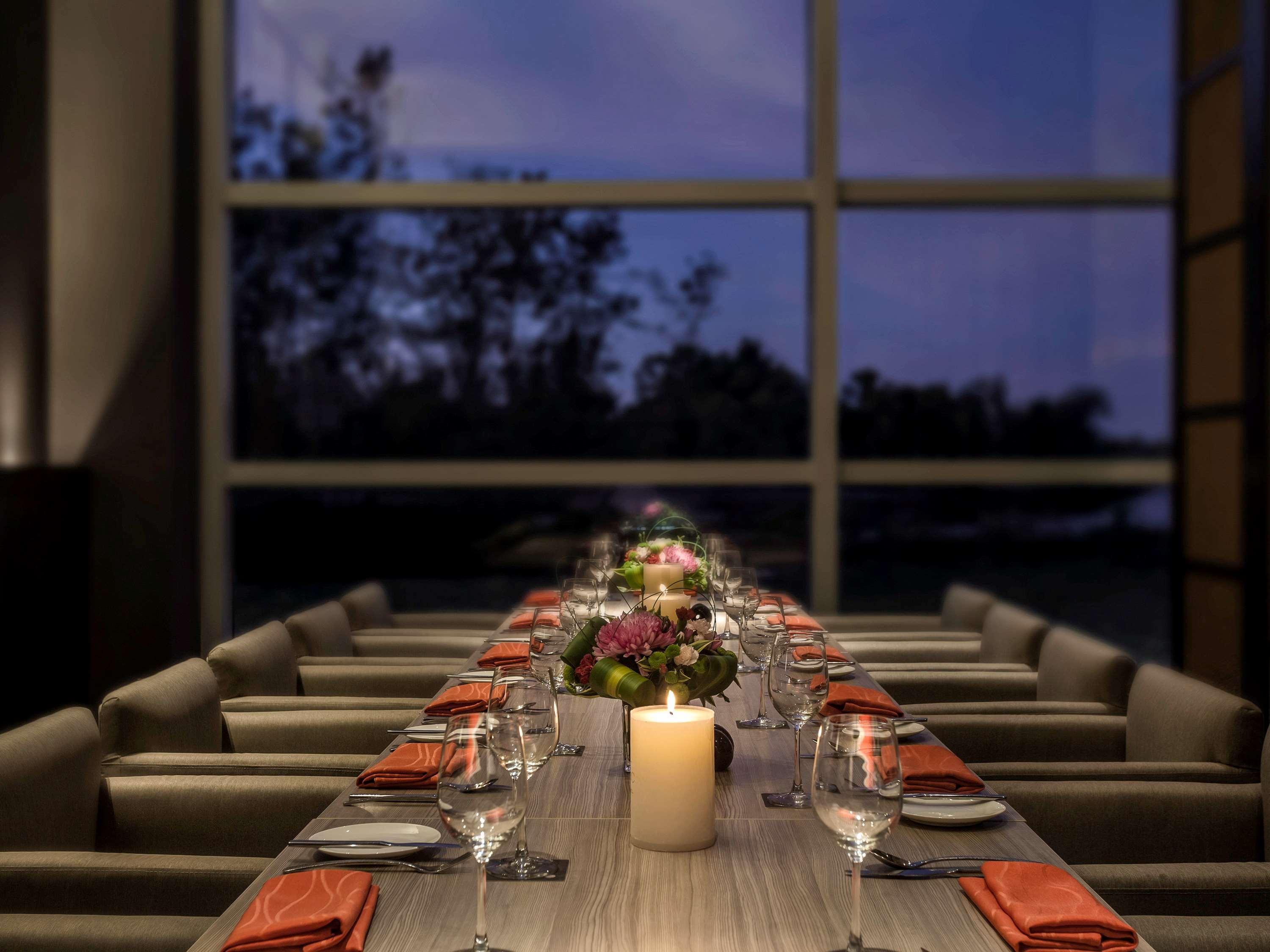 Отель Pullman Miri Waterfront Экстерьер фото The Club at Changi Airport
