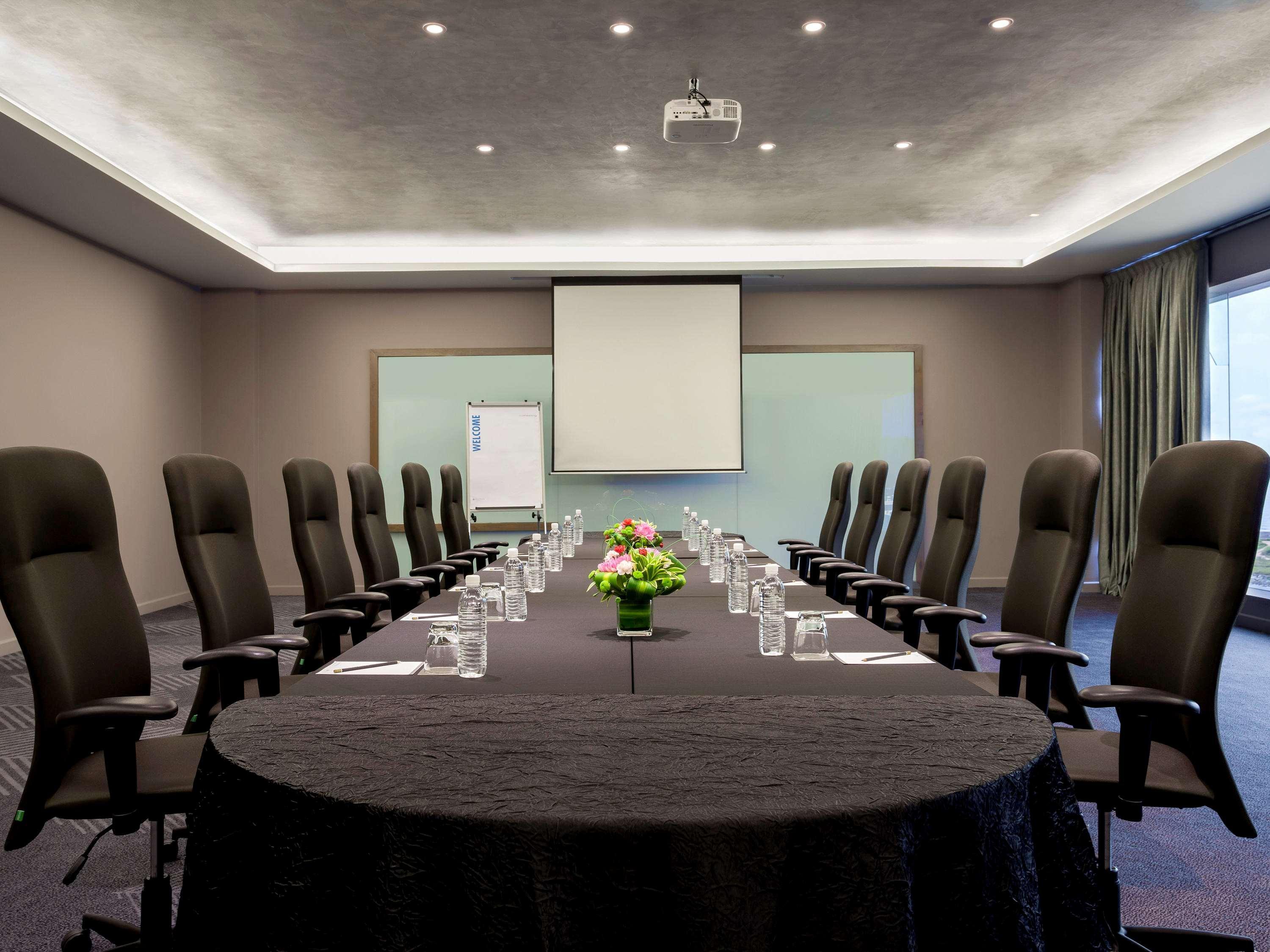 Отель Pullman Miri Waterfront Экстерьер фото Meeting room