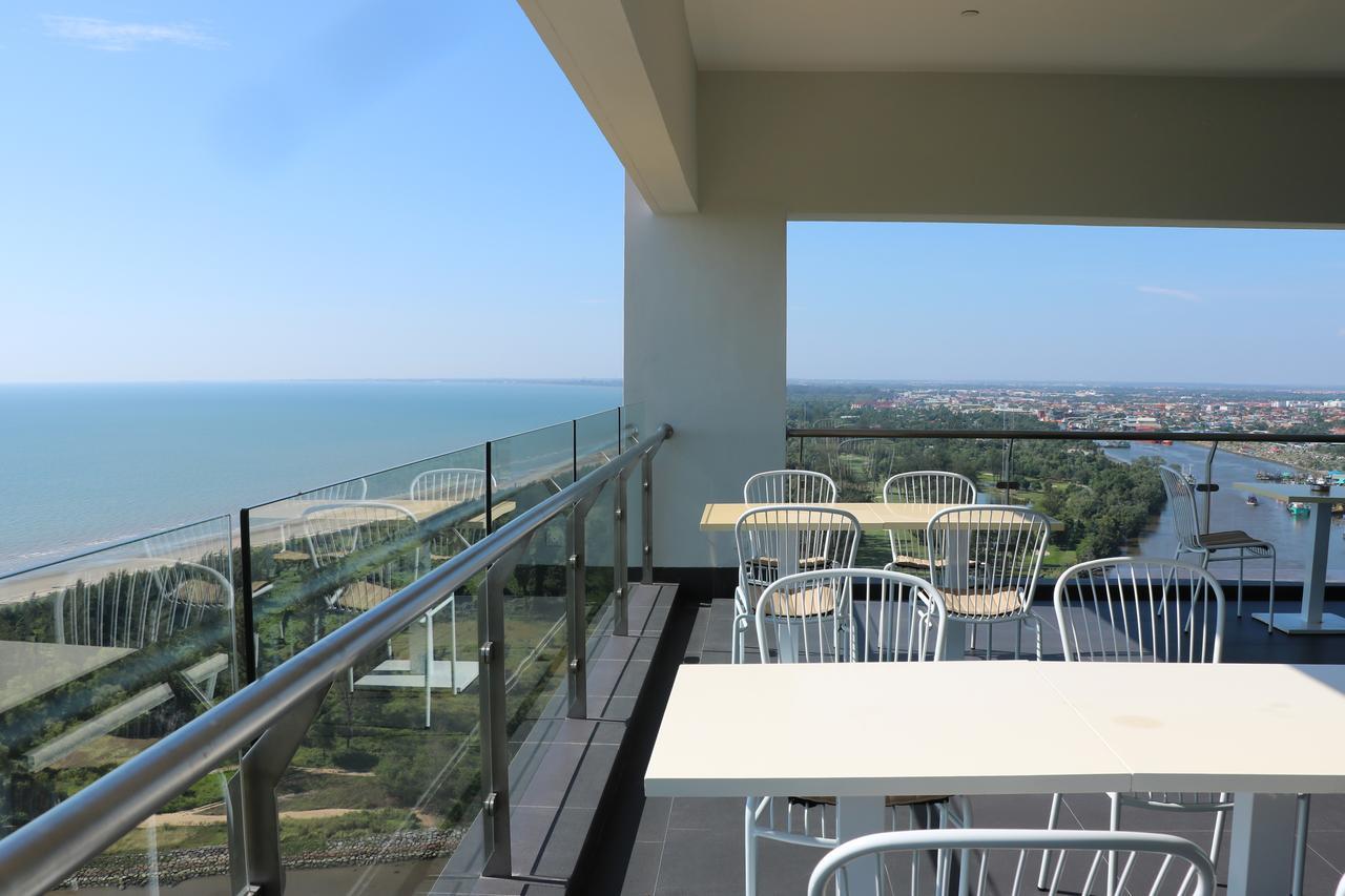 Отель Pullman Miri Waterfront Экстерьер фото A balcony in Nha Trang, Vietnam