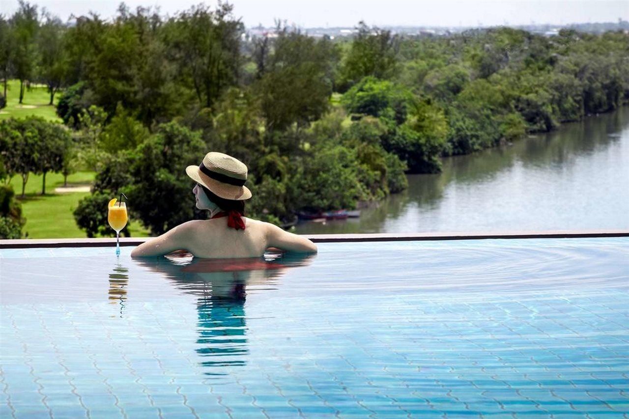 Отель Pullman Miri Waterfront Экстерьер фото Infinity pool at The Oberoi, Udaiypore