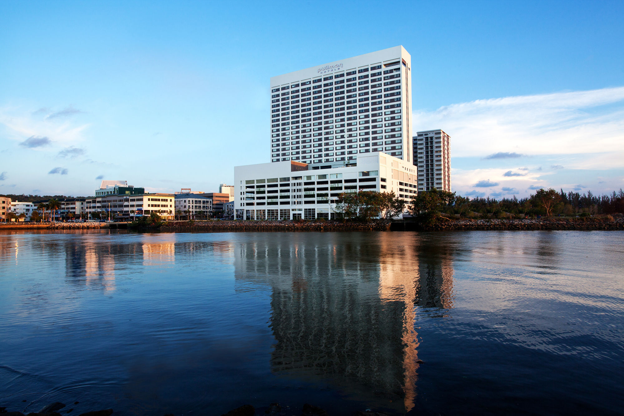 Отель Pullman Miri Waterfront Экстерьер фото The hotel in 2011