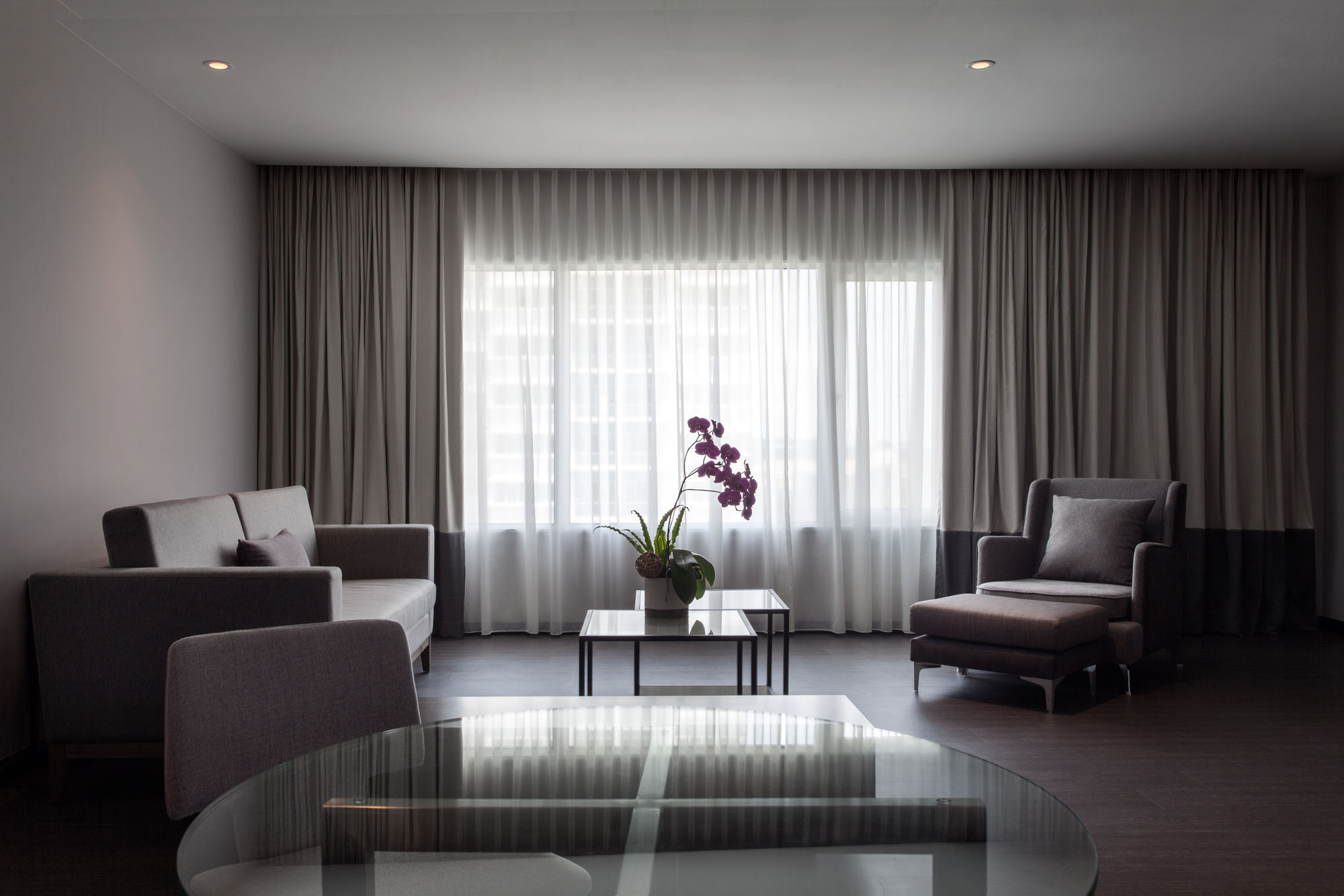 Отель Pullman Miri Waterfront Экстерьер фото A living room with curtains