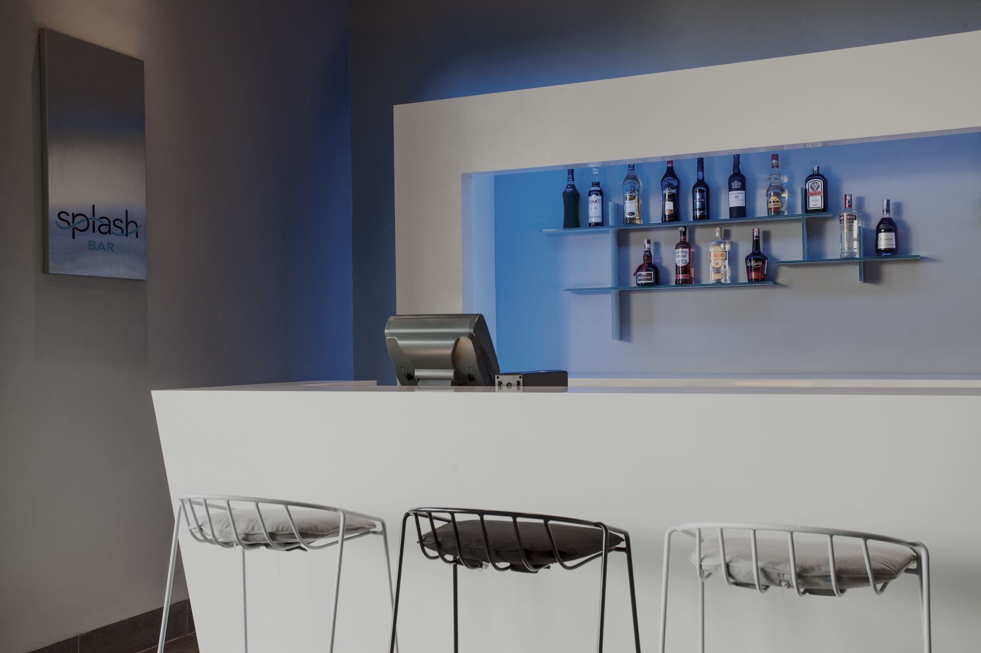 Отель Pullman Miri Waterfront Экстерьер фото Splash Bar