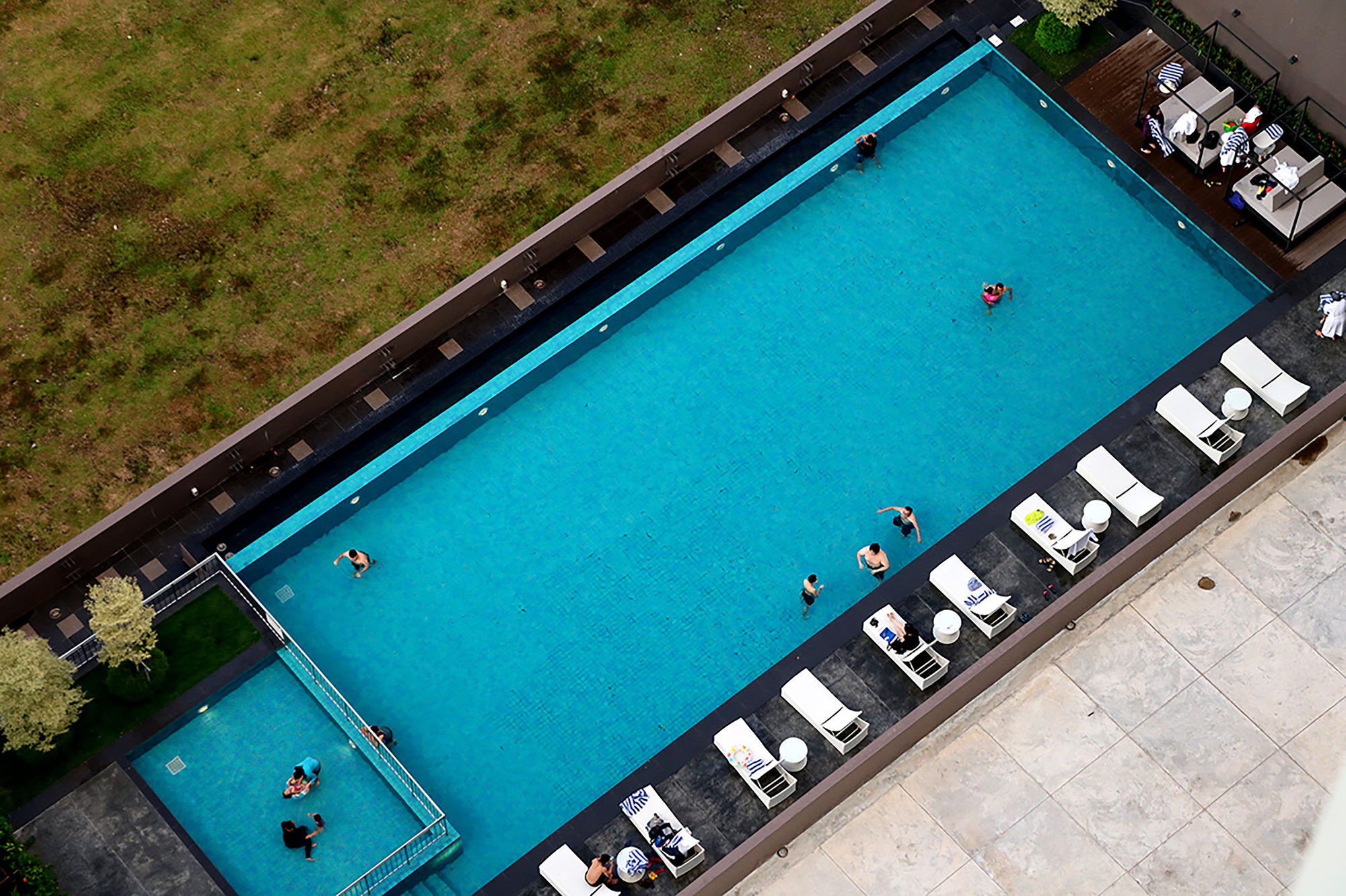 Отель Pullman Miri Waterfront Экстерьер фото The pool at the hotel