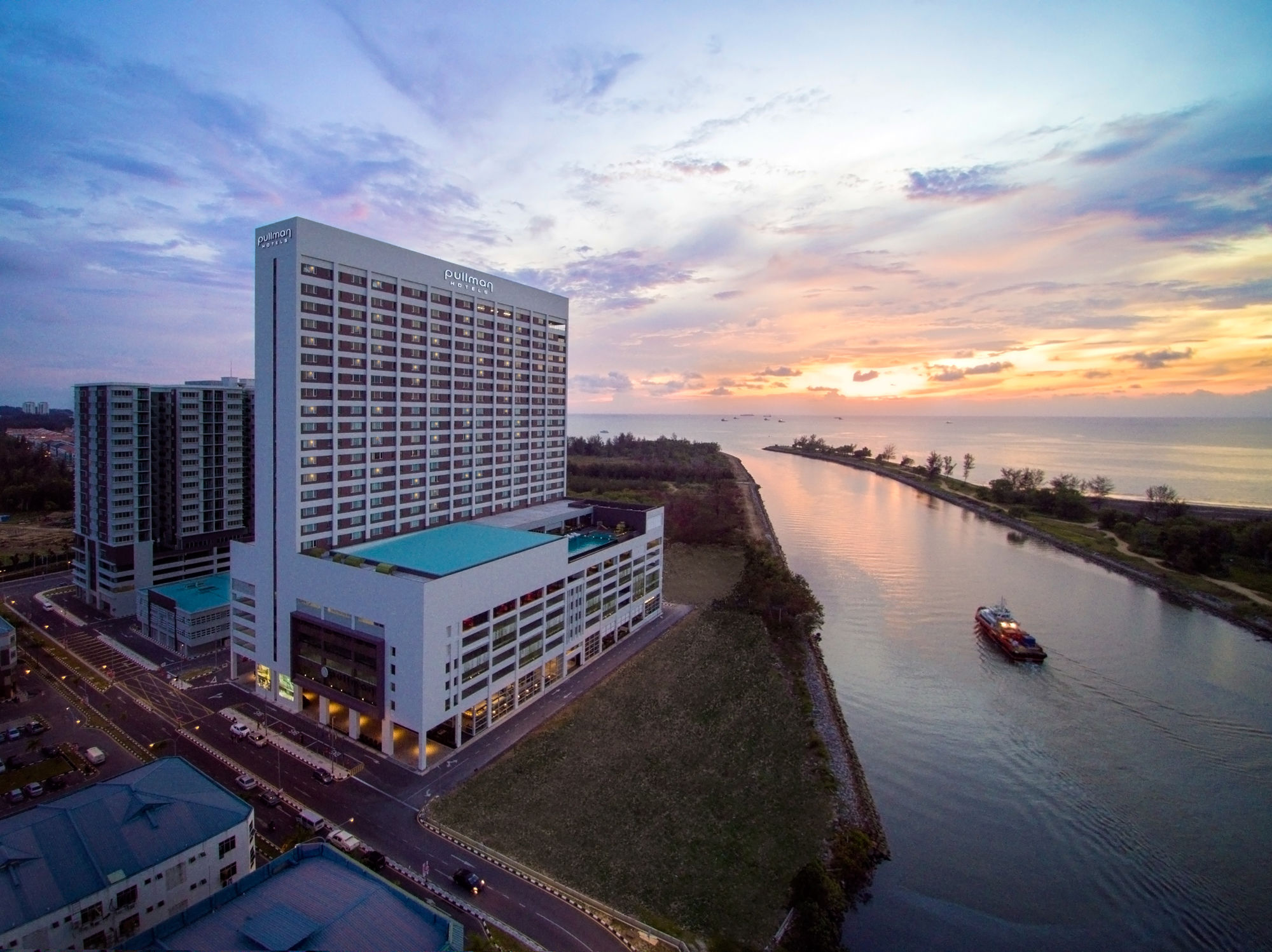 Отель Pullman Miri Waterfront Экстерьер фото Aerial view of the hotel