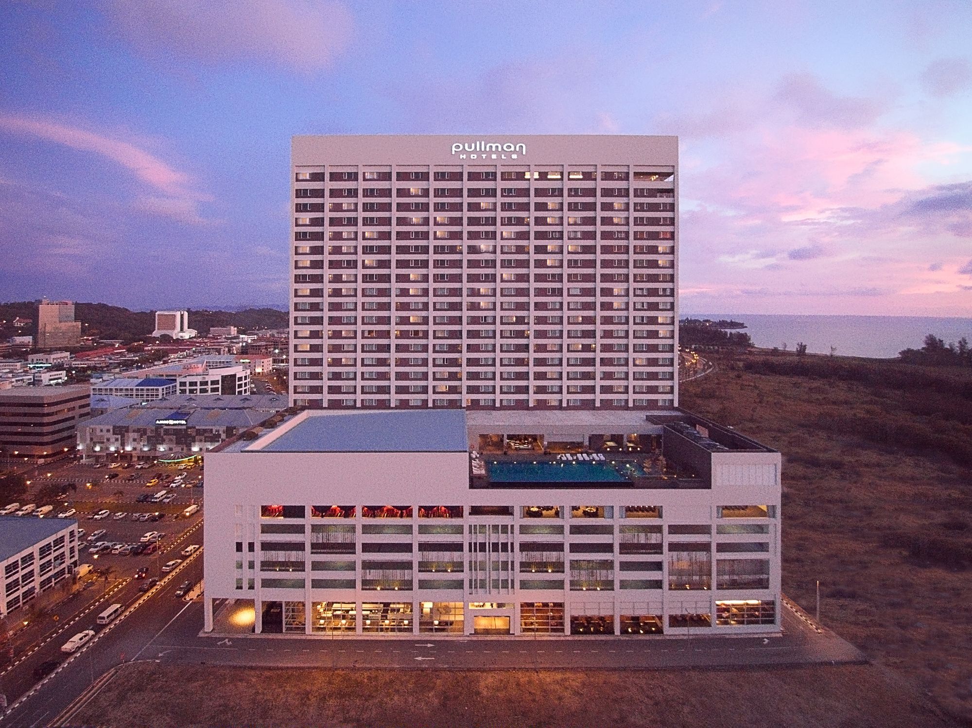 Отель Pullman Miri Waterfront Экстерьер фото The hotel in 2015