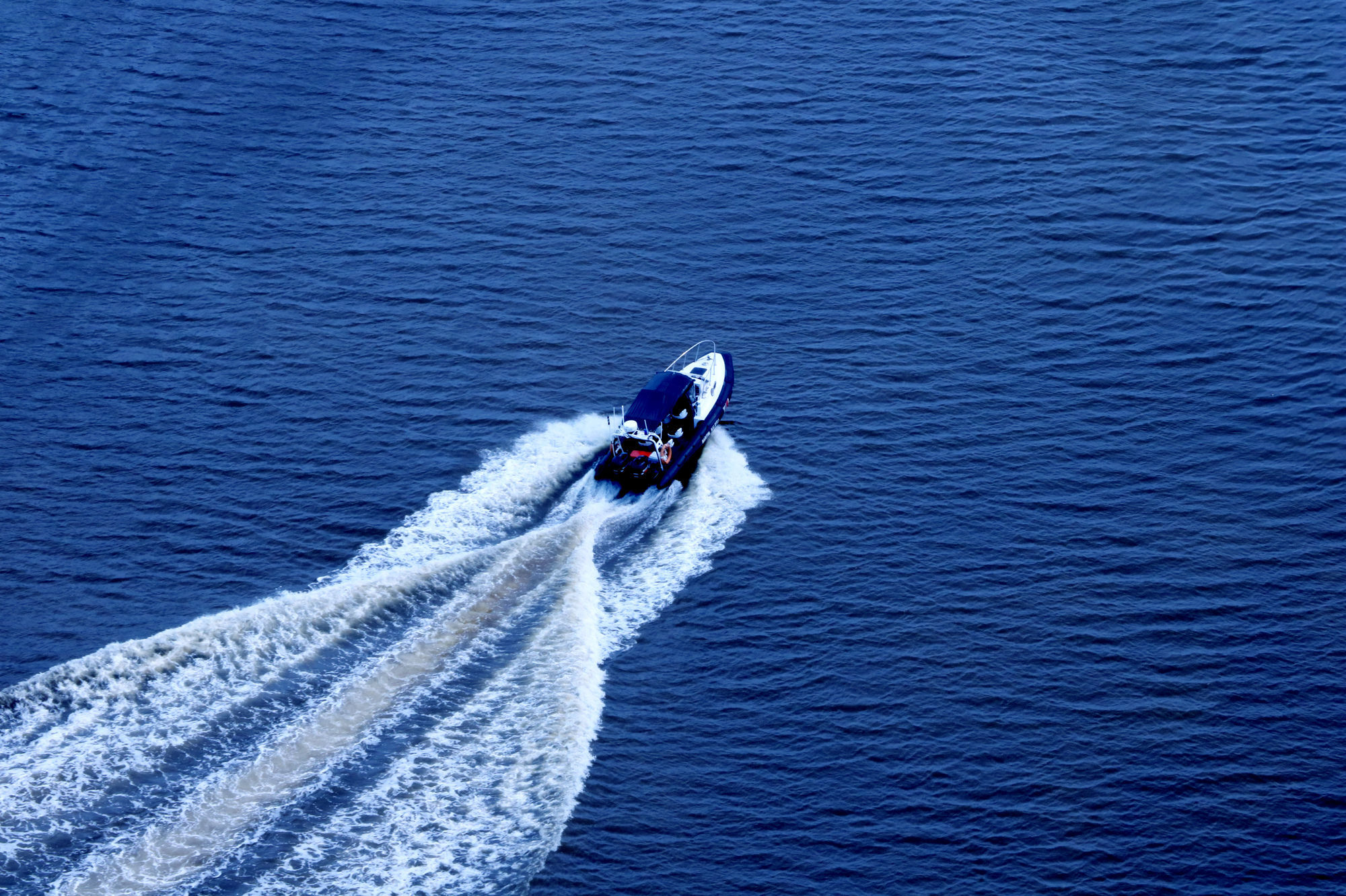 Отель Pullman Miri Waterfront Экстерьер фото A speedboat