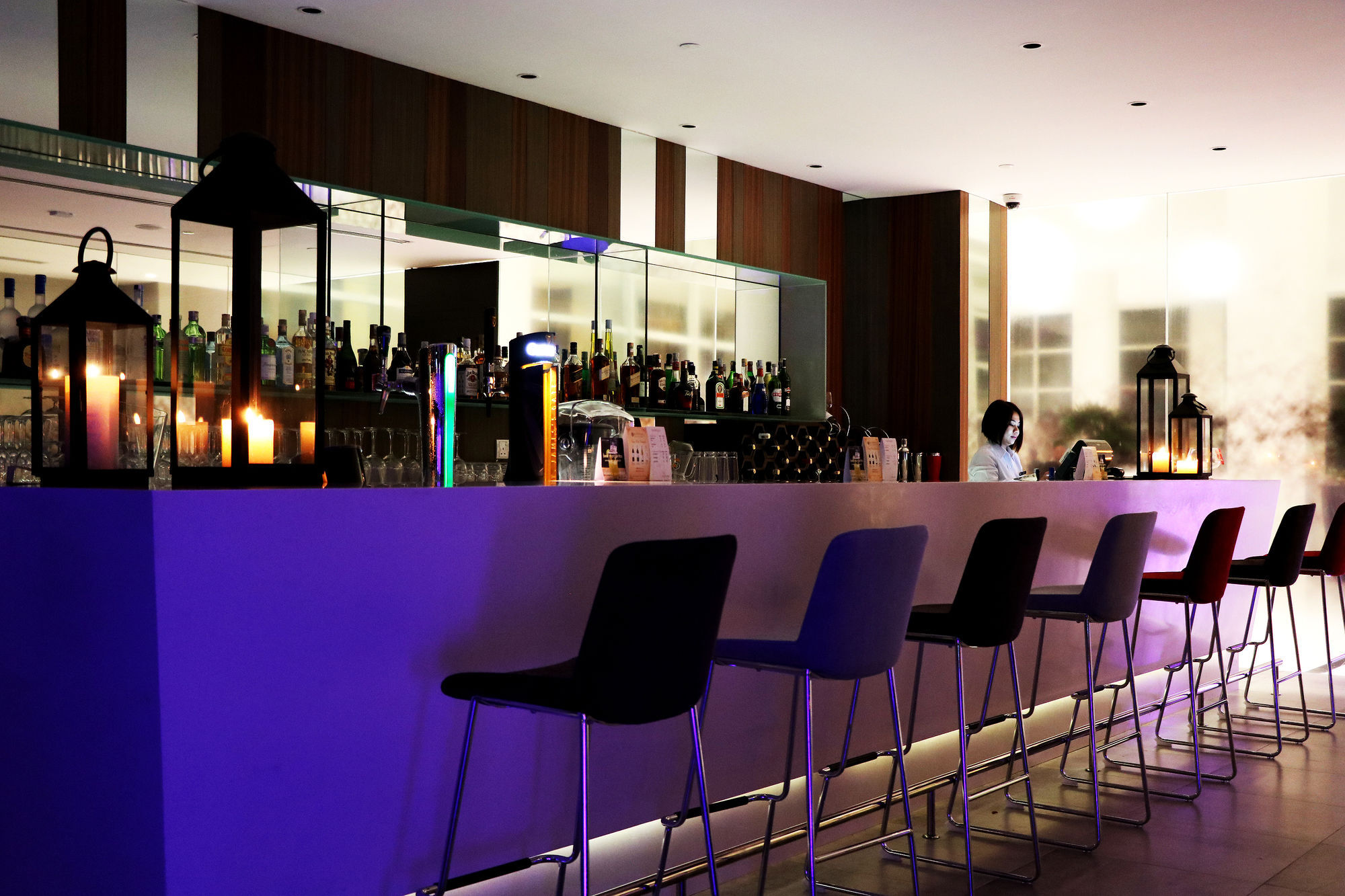 Отель Pullman Miri Waterfront Экстерьер фото The bar at the 100 Queen's Gate