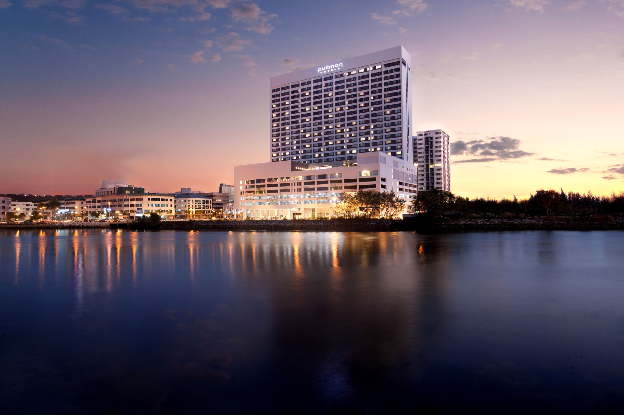 Отель Pullman Miri Waterfront Экстерьер фото The Royal Thai Navy Hospital