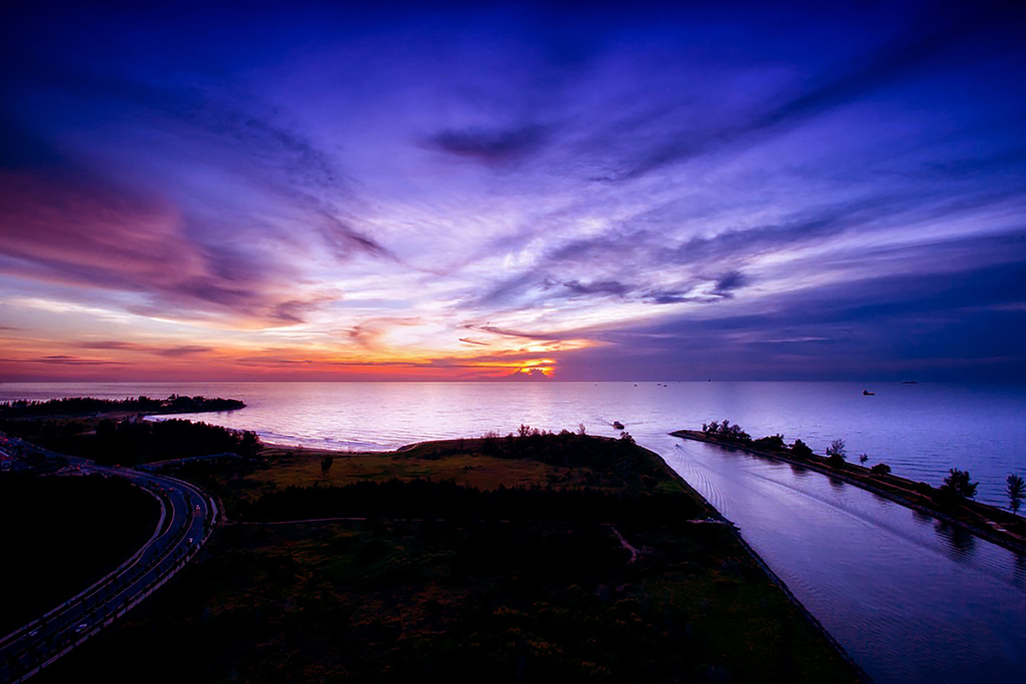 Отель Pullman Miri Waterfront Экстерьер фото Sunset at the mouth of the river
