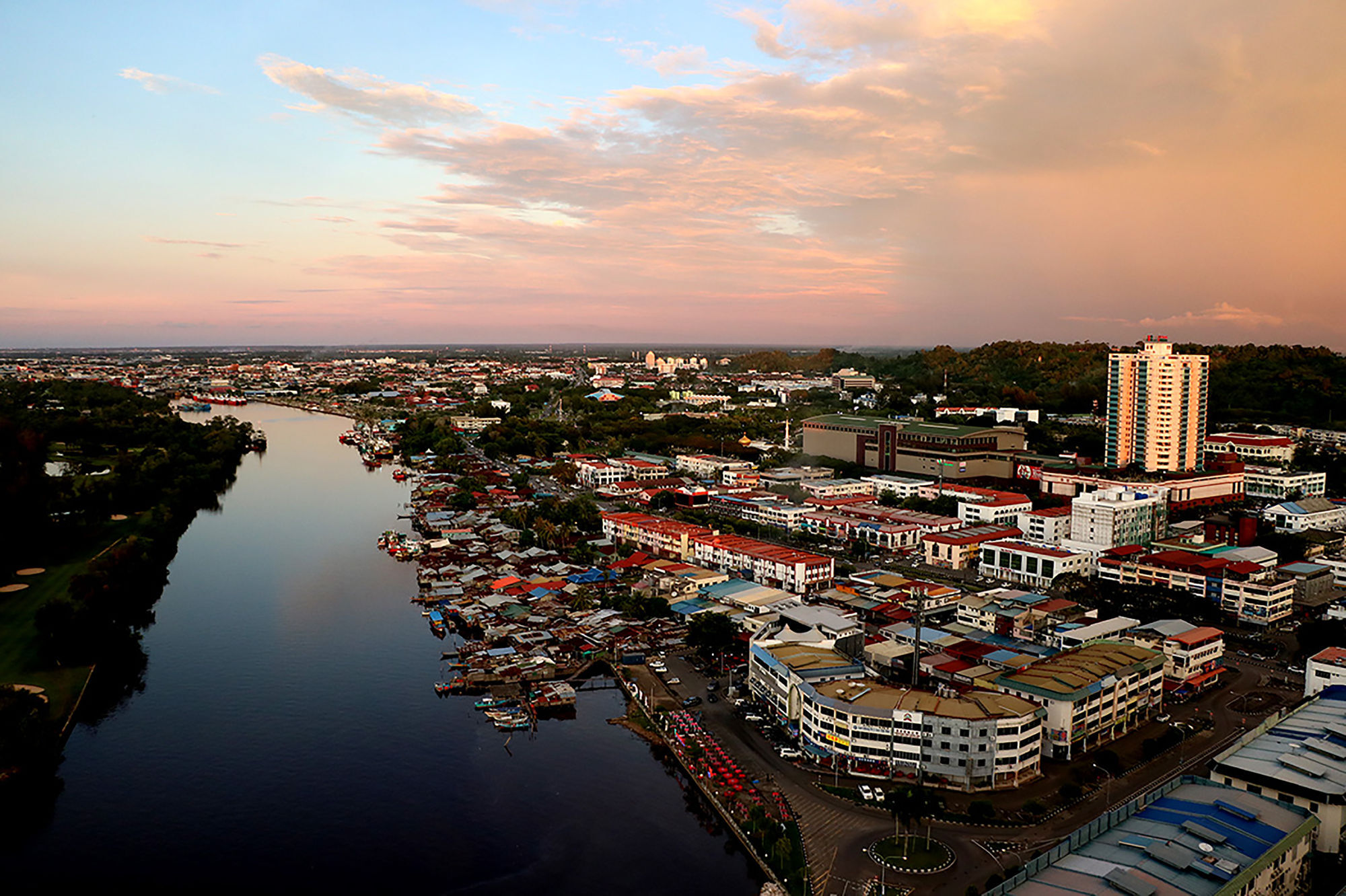 Отель Pullman Miri Waterfront Экстерьер фото Aerial view of La Paz