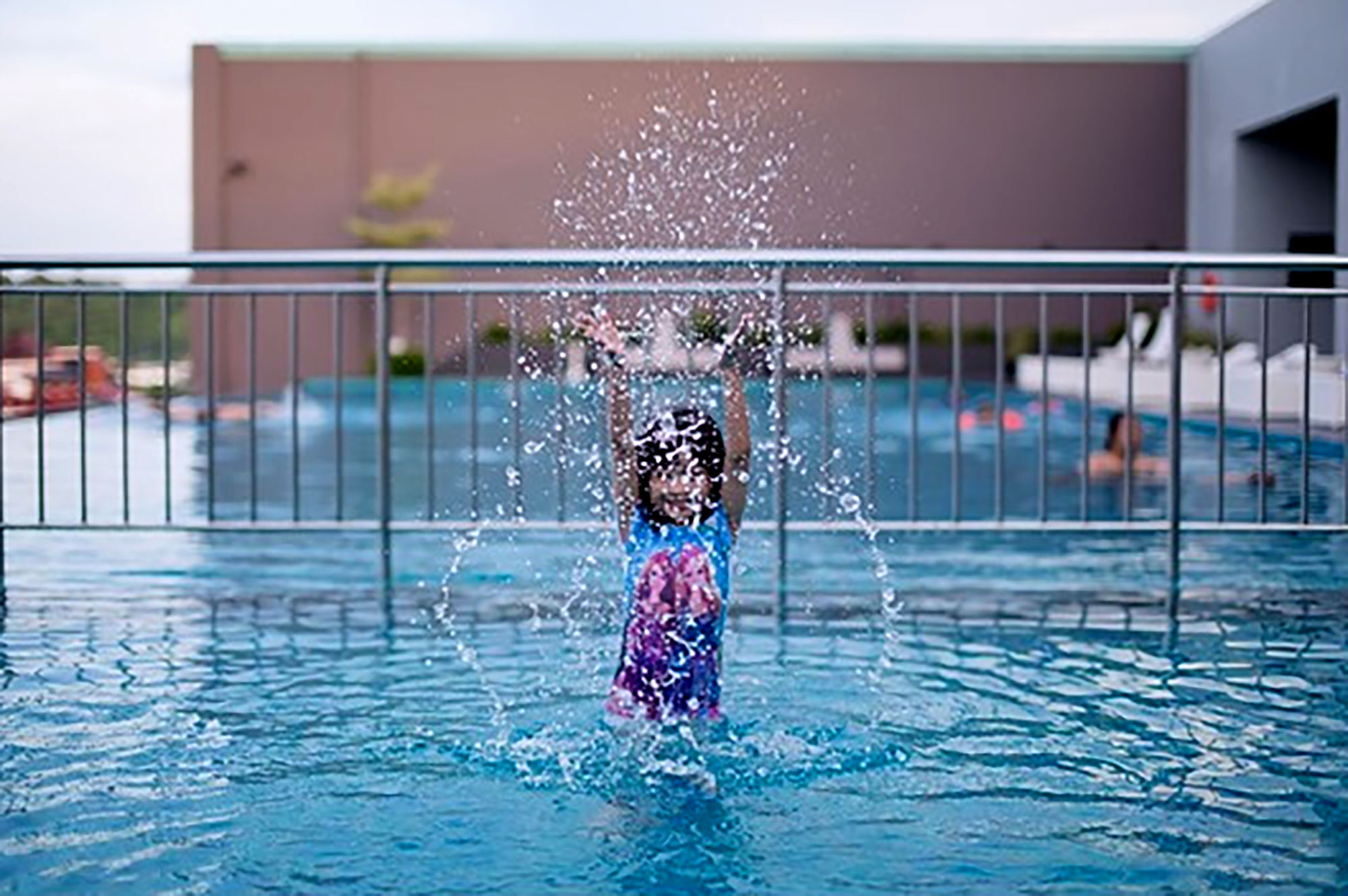 Отель Pullman Miri Waterfront Экстерьер фото Swimming pool at the hotel