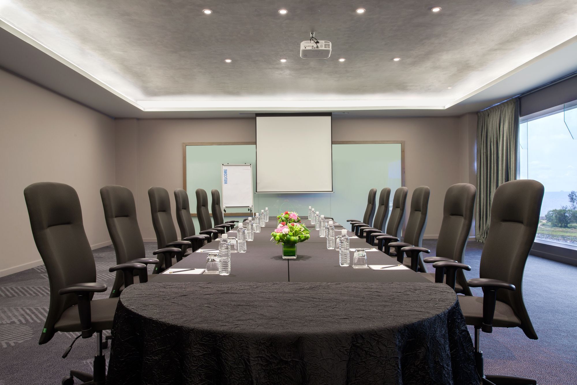 Отель Pullman Miri Waterfront Экстерьер фото Meeting room