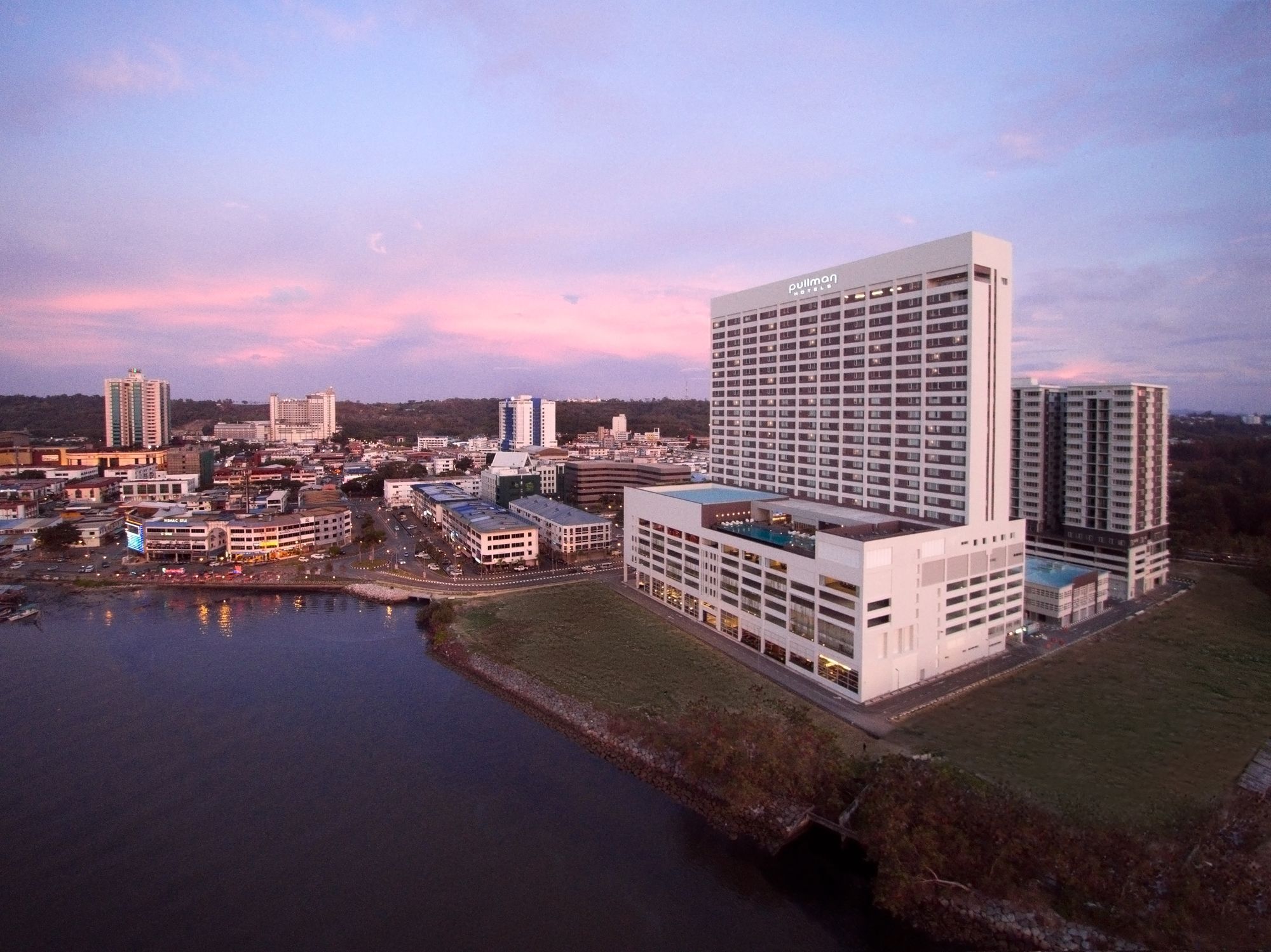 Отель Pullman Miri Waterfront Экстерьер фото The Riverfront