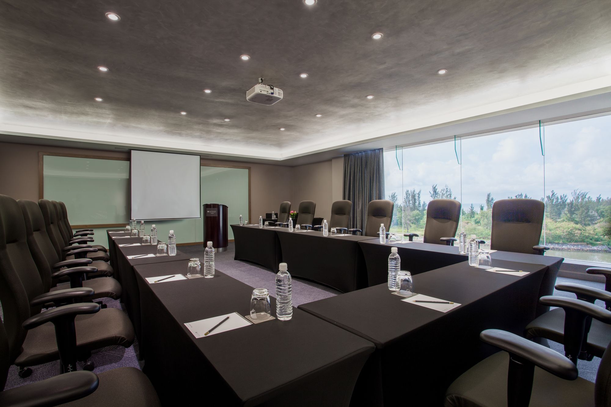 Отель Pullman Miri Waterfront Экстерьер фото Meeting room