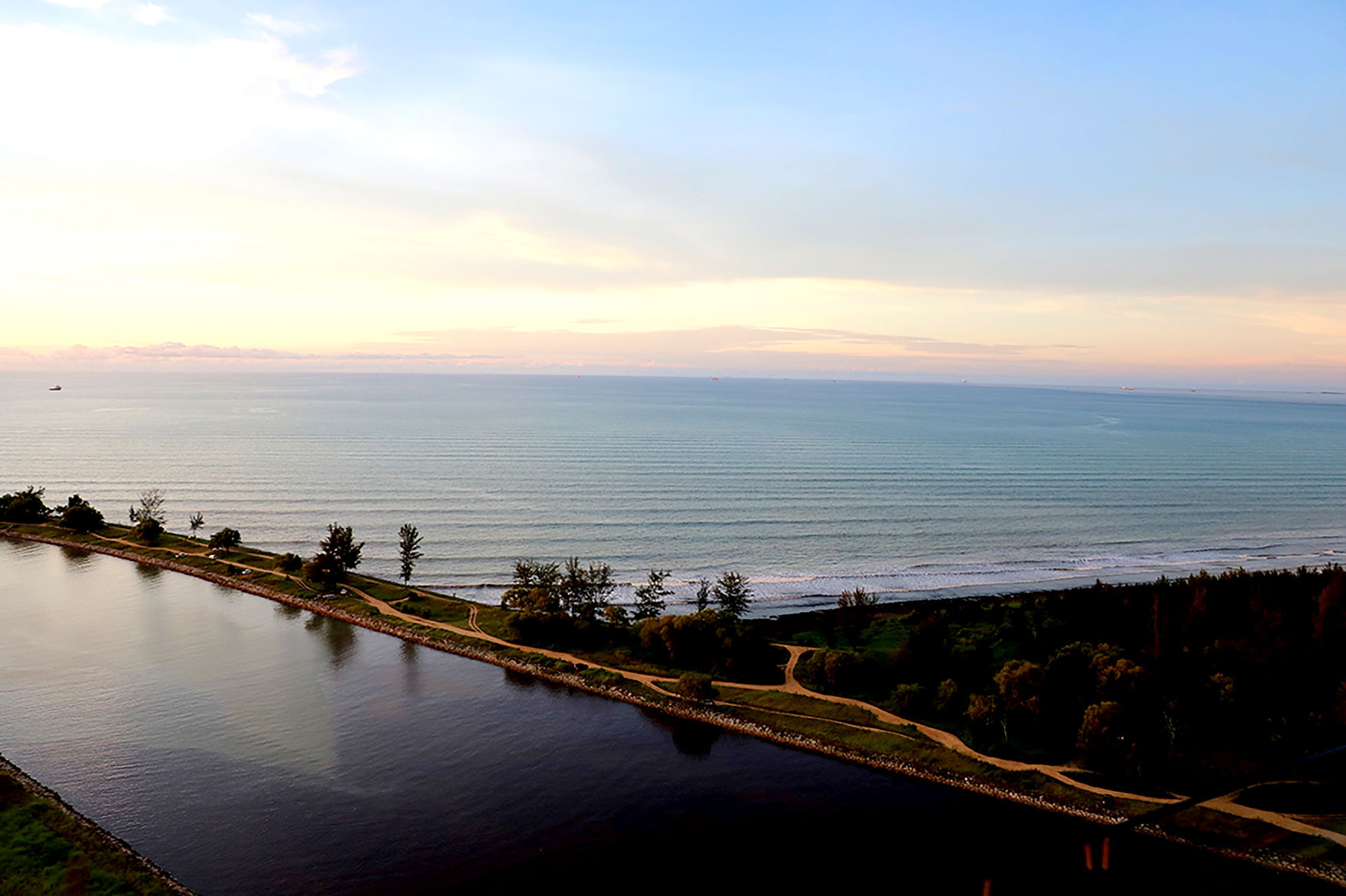 Отель Pullman Miri Waterfront Экстерьер фото View of the Atlantic Ocean from the top of the lighthouse