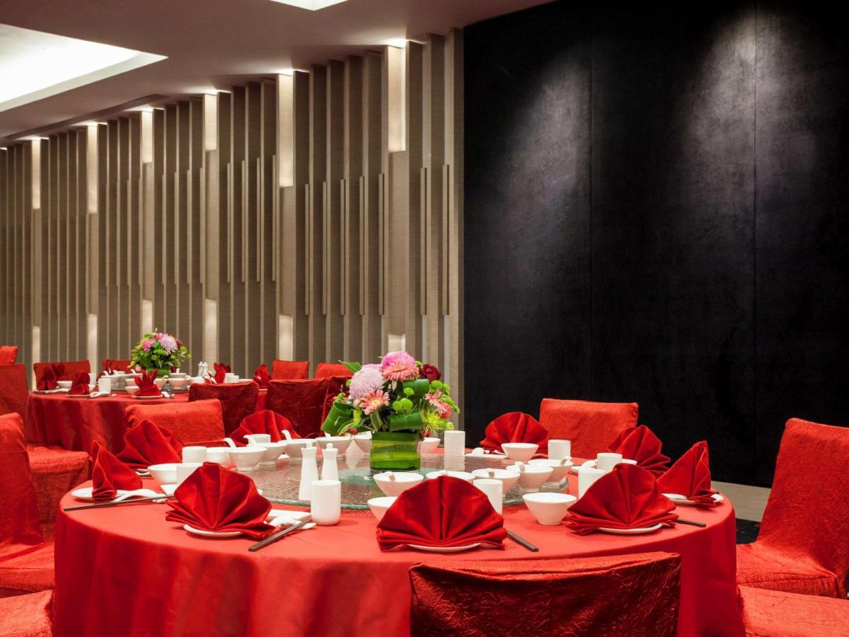 Отель Pullman Miri Waterfront Экстерьер фото A banquet hall in a hotel